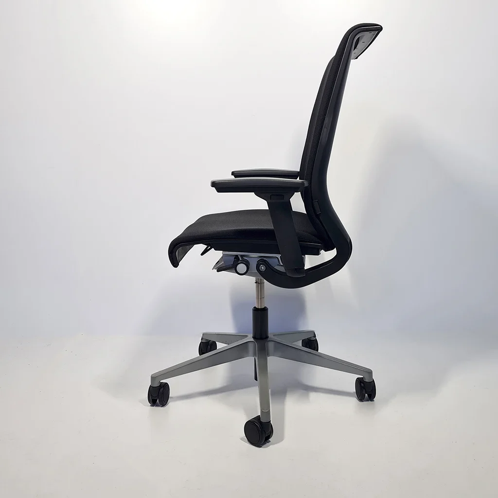 Steelcase Think Bürostuhl gebraucht in Seitenansicht mit ergonomischer Rückenlehne, Armlehnen und Aluminiumfußkreuz