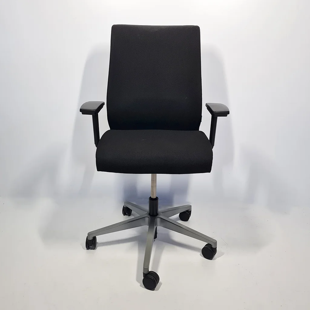 Gebrauchter Steelcase Think Bürostuhl in Schwarz, frontal fotografiert, gereinigt und geprüft