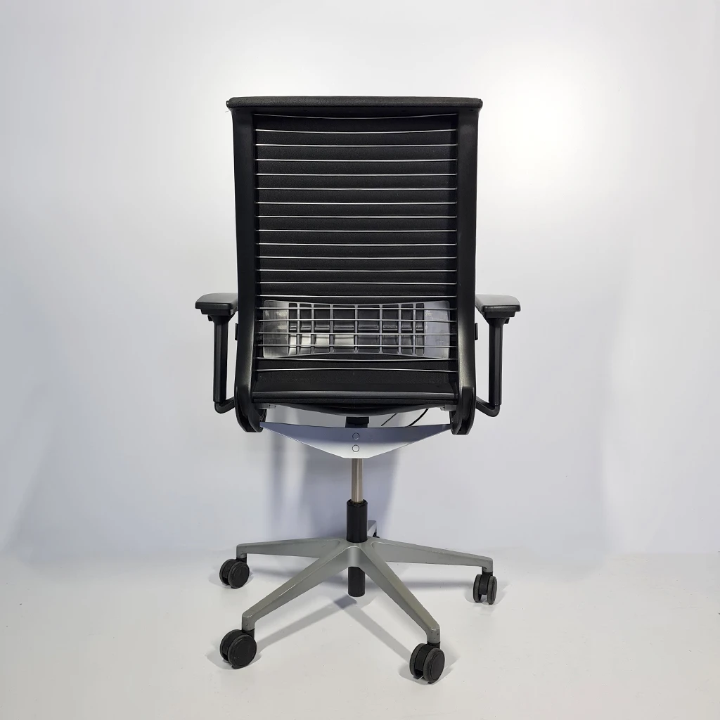 Gebrauchter Steelcase Think Bürostuhl in Schwarz, von hinten fotografiert, gereinigt und geprüft