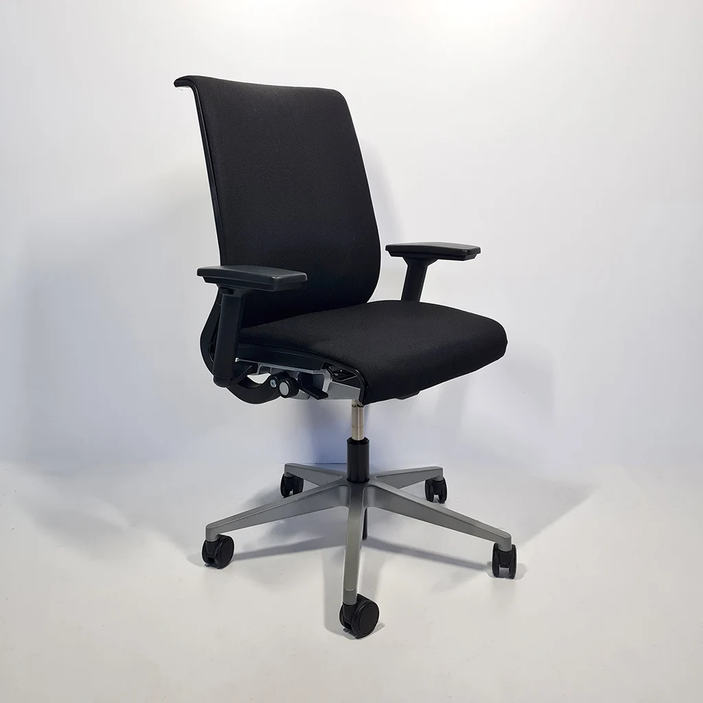 Gebrauchter Steelcase Think Bürostuhl in Schwarz, schraeg von vorne fotografiert, gereinigt und geprüft