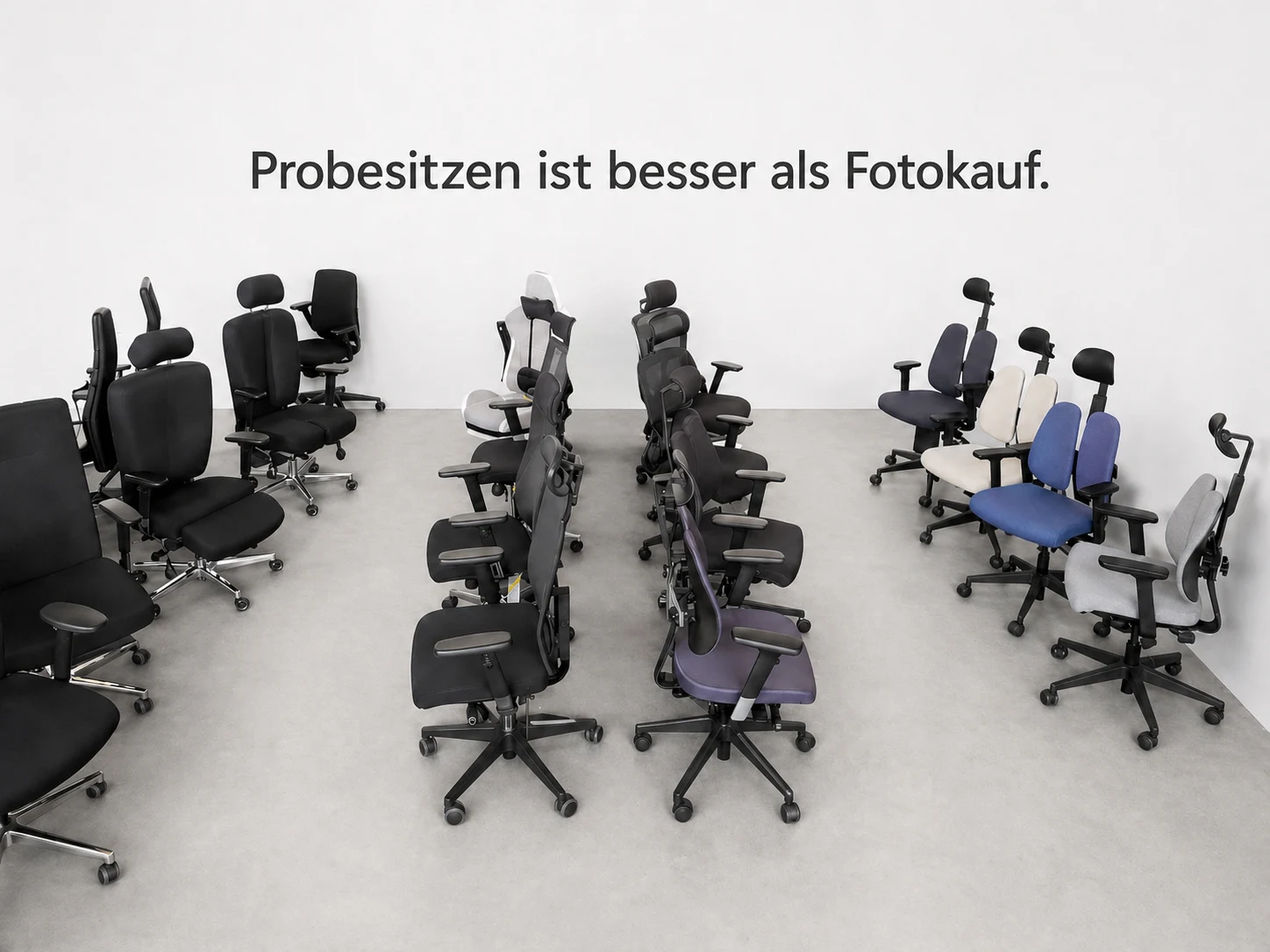 Kunden aus Köln testen ergonomische Bürostühle in der Expan Ausstellung 