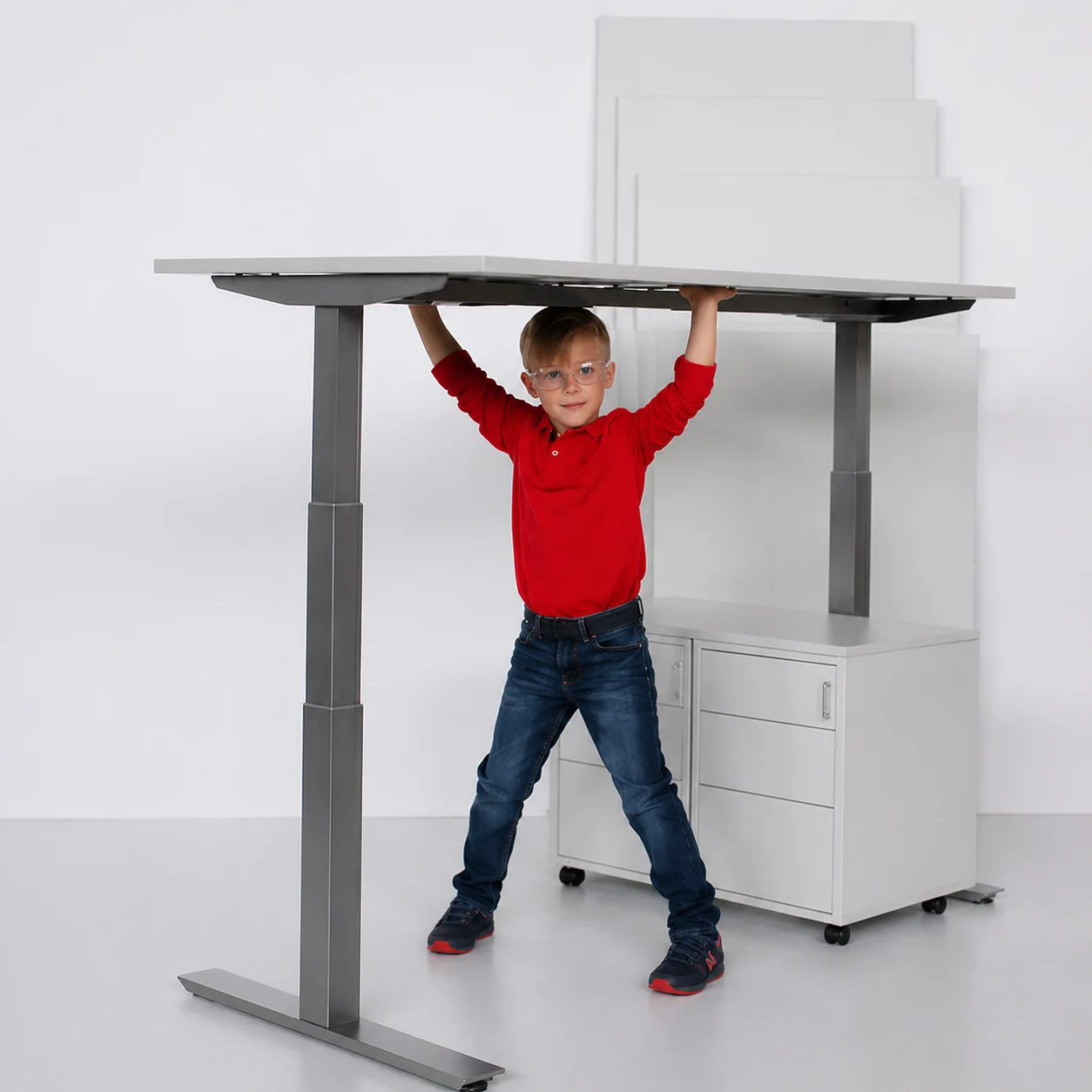 Elektrisch höhenverstellbarer Schreibtisch für ergonomische Arbeitsplätze und moderne Büroeinrichtungen in Köln