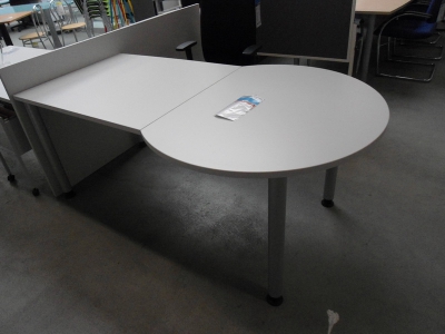 Schreibtisch XP 200 mit Besprechungsanbau Kreisplatte 100er