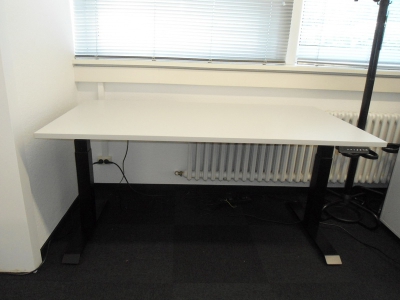 elektrisch höhenverstellbarer Schreibtisch