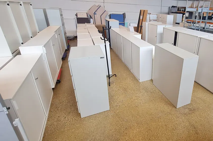 Büromöbellager mit vielen verschiedenen Aktenschränken und Sideboards