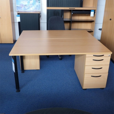 Schreibtisch mit Standcontainer in Buche