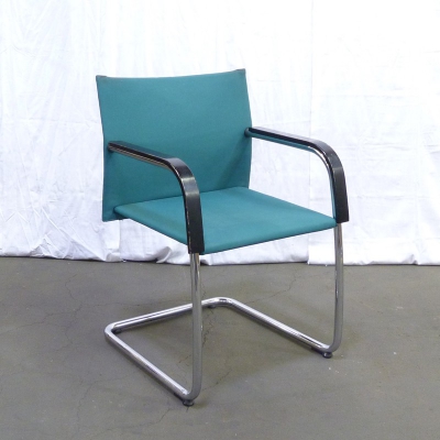Freischwinger von Vitra mit Chromgestell und hellgrünen Sitz und Rücken sowie schwarzen Ar