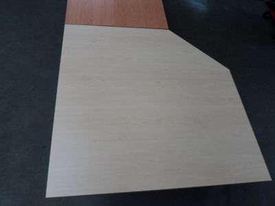 Quadratische Anbauplatte mit Abschnitt für Schreibtische