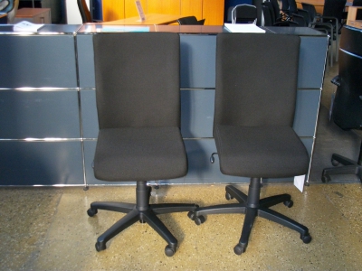 zwei gebrauchte Bürodrehstühle ohne Armlehnen
