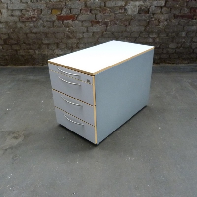 grauer Rollcontainer mit 3 Schubladen und Multiplexkante