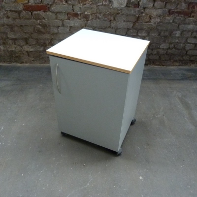 kleiner rollbarer Schrank in silber mit Ahorn Abdeckplatte und einer Flügeltüre