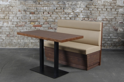 Sitzbank mit beige Kunstlederbezug und braunem Unterbau und Stauraum unter der Sitzbank
