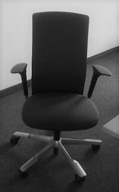 gebrauchter Bürodrehstuhl mit Armlehnen