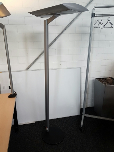 Stehleuchte für Büro