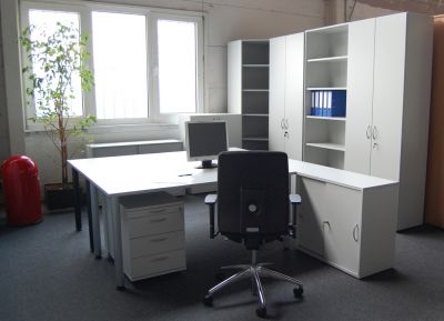 Büroarbeitsplatz mit tischhohem Anstellsideboard und passenden Aktenschränken
