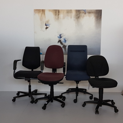 vier gebrauchte unterschiedliche Bürodrehstühle