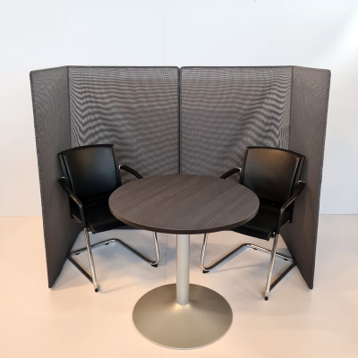 Sichtschutz in Winkelform aus schwarzem Netz von Steelcase