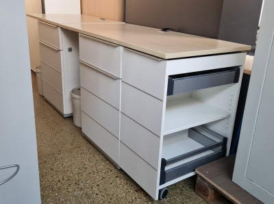 Büro Küchenzeile in weiß mit Cateringwagen und kleinem Kühlschrank, Ahorn Abdec