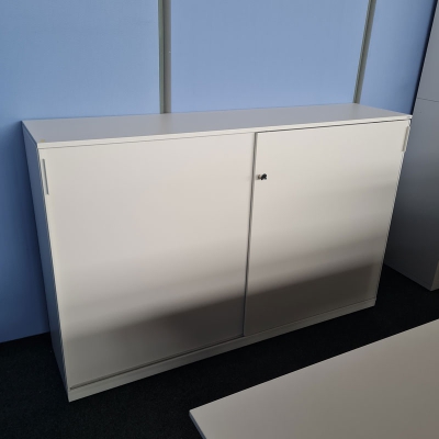 Großes Sideboard in perlweiß von Vario mit 3 Ordnerhöhen und 2 Schiebetüren