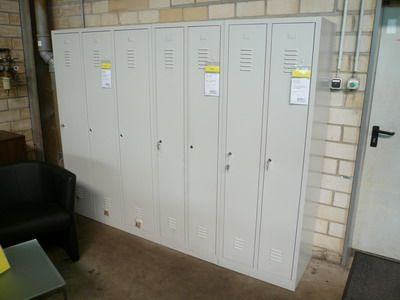 Garderobenschrank mit 2 Flügeltüren aus Stahl, Einlegeboden und Kleiderhaken