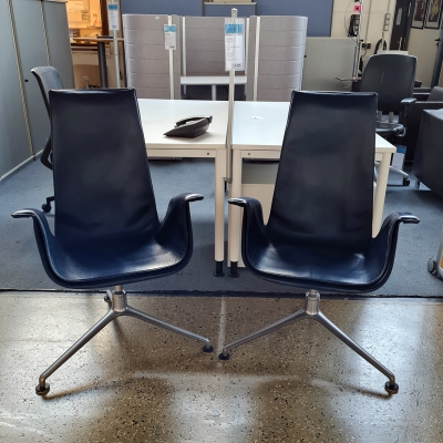 Schalensessel mit dunkelblauem Leder und dreibeiniges Aluminiumgestell von Walter Knoll