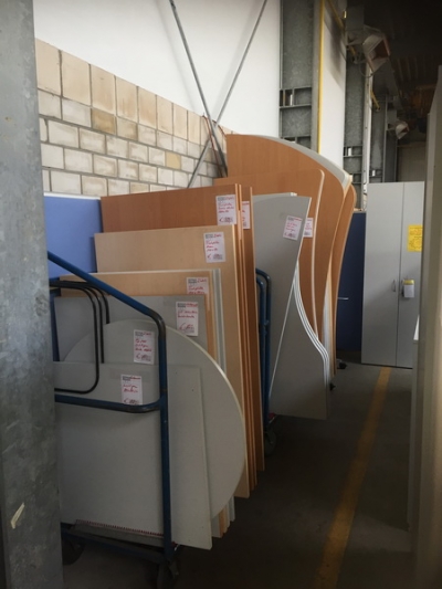 verschiedene gebrauchte Tischplatten