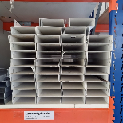 viele weiße, gebrauchte Kabelkanäle