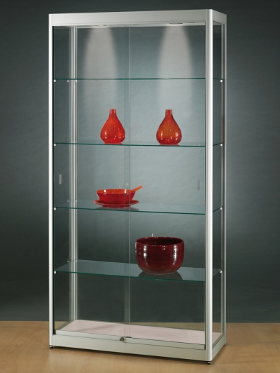 Glasvitrine mit silbernen Rahmen, zwei Schiebetüren, 4 Einlegeböden und LED-Beleuchtung