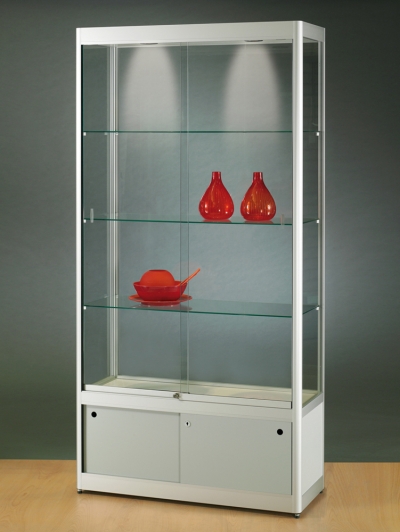 Glasvitrine mit 2 Schiebetüren und 3 Glaseinlegeböden, LED-Strahlern und geschlossenem Fac