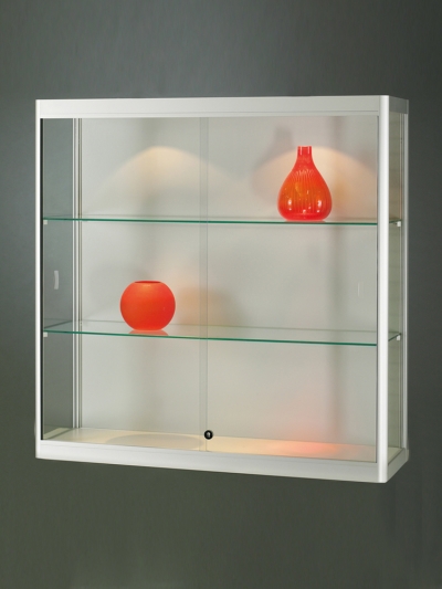 Wandhängende Glasvitriene mit zwei Flügeltüren und zwei Glaseinlegeböden sowie 3
