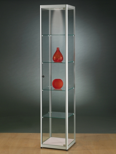 Glasvitrine mit 1 Flügeltüre und 4 Glaseinlegeböden sowie einem LED-Strahler im Ober