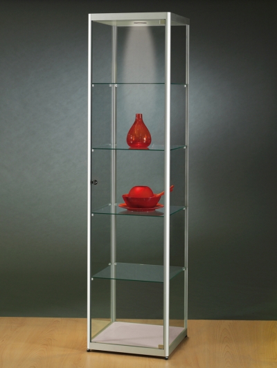 Glasvitrine mit 1 Flügeltüre und 4 Glaseinlegeböden sowie einem LED-Strahler im Ober