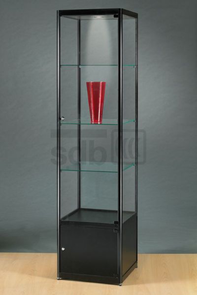 Glasvitrine mit 1 Flügeltüre und 3 Glaseinlegeböden sowie einem LED-Strahler im Oberb