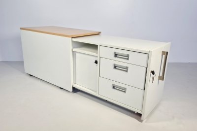 Rollcontainer von Vario in weiß mit Apothekerauszug und abschliebaren Fach