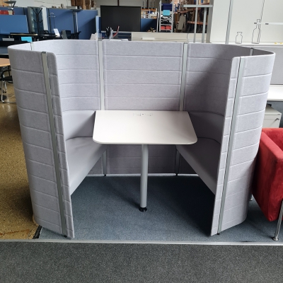 Vitra Worksbay in hellemgrau mit zwei SitzbÃ¤nken einem Besprechungstisch mit Steckdosenanschlu&
