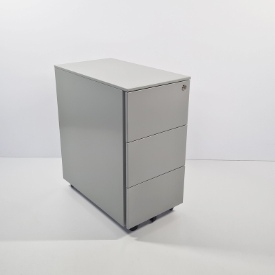 Schmaler Stahlrollcontainer in Alusilber mit 3 Schubladen und Materialschale