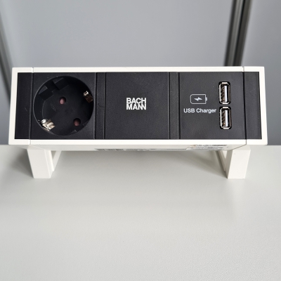 Tischsteckdose von Bachmann mit einem Schukostecker und zwei USB-Anschlüssen