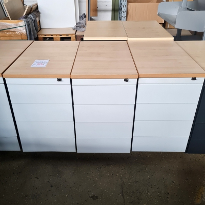 mehrere Standcontainer mit Stahlkorpus in grau und Abdeckplatte in Ahorn nebeneinander 