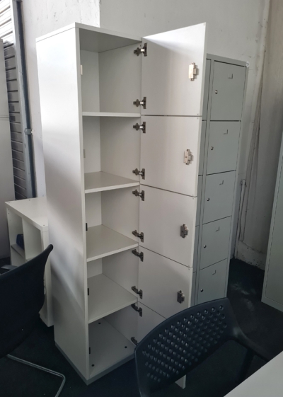 schmaler Schließfachschrank mit fünf Fächern übereinander