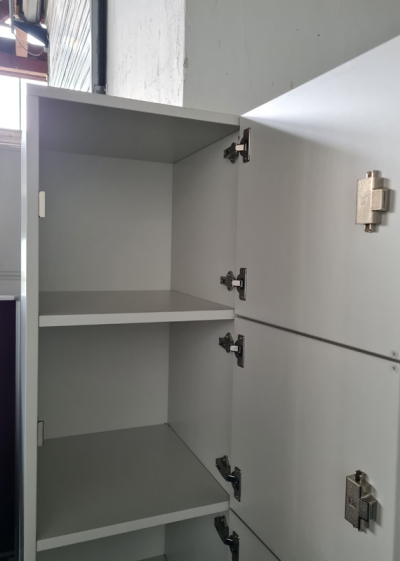 schmaler Schließfachschrank mit fünf Fächern übereinander