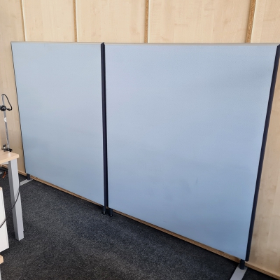zwei hellblaue Trennwände von Preform mit Klettverbindung