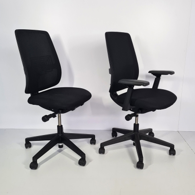 zwei gebrauchte Bürodrehstühle mit und ohne Armlehnen