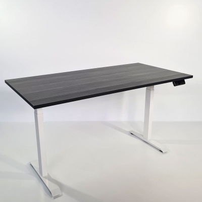Elektrisch höhenverstellbarer Tisch mit schwarzer Tischplatte und weiÃŸem Gestell