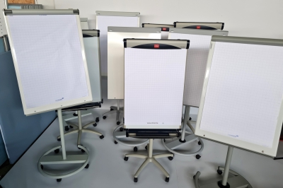 verschiedene Flipcharts auf Rollen
