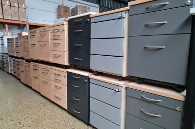 viele verschiedene gebrauchte Roll- und Standcontainer