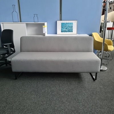 hellgraues Sofa mit schwarzem Kuvengestellt