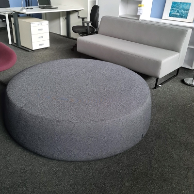 große runde Sitzfläche in grau für den Loungebereich