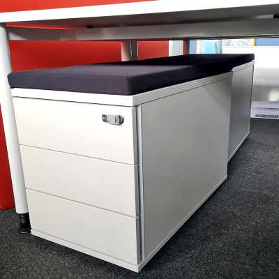 Rollcontainer mit schwarzer Sitzauflage und drei Schubladen in perlwei&szlig;