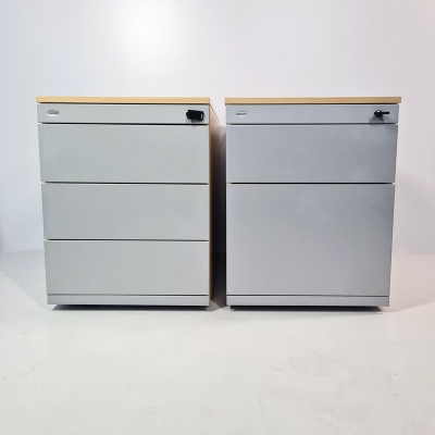 zwei Rollcontainer in Ahorn Dekor mit Alusilber Front