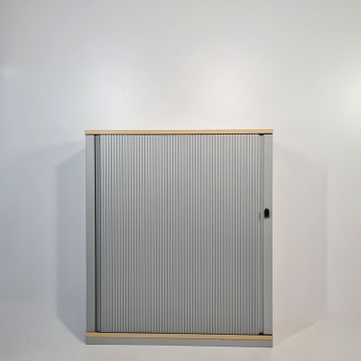 Querrollladenschrank Ahorn Korpus und silberne Front von Steelcase 3 Ordnerhöhen